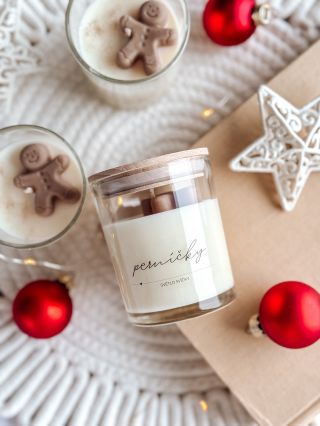 Tohle je ta fáze Vánoc, kdy se člověk rozhodne, že si dá “jen jeden perníček” … a my oba víme, jak to končí 😅 Tahle svíčka...