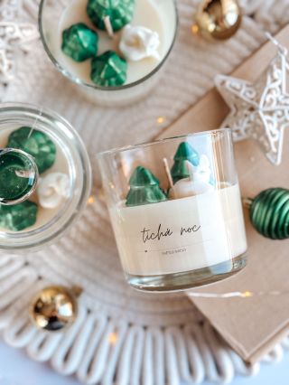 Tichá noc – svíčka, která šeptá Vánoce ✨ Začne to nenápadně: lehký závan zimního lesa, jako když otevřeš okno a k tobě se...