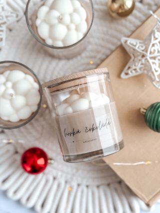 Horká čokoláda ✨ Když venku mrzne, až se ti kulíšky chvějí, tahle svíčka tě obejme jako hrnek kakaa ve flísové dece. Vůně...